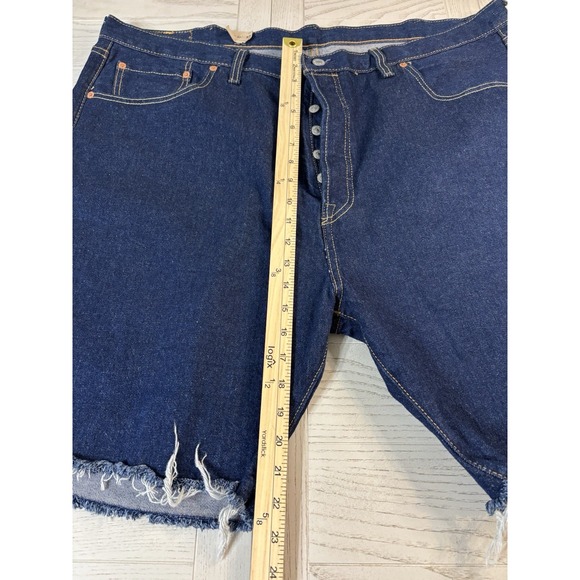 NWT Levi's 501 Men's Classic Fit Blue Denim Shorts with Frayed Hem Size 44 - Picture 7 of 14